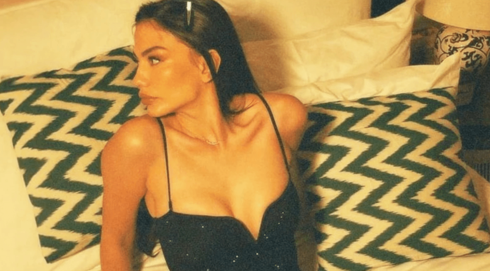 Demet Özdemir, yatak pozuyla hayranlarını mest etti