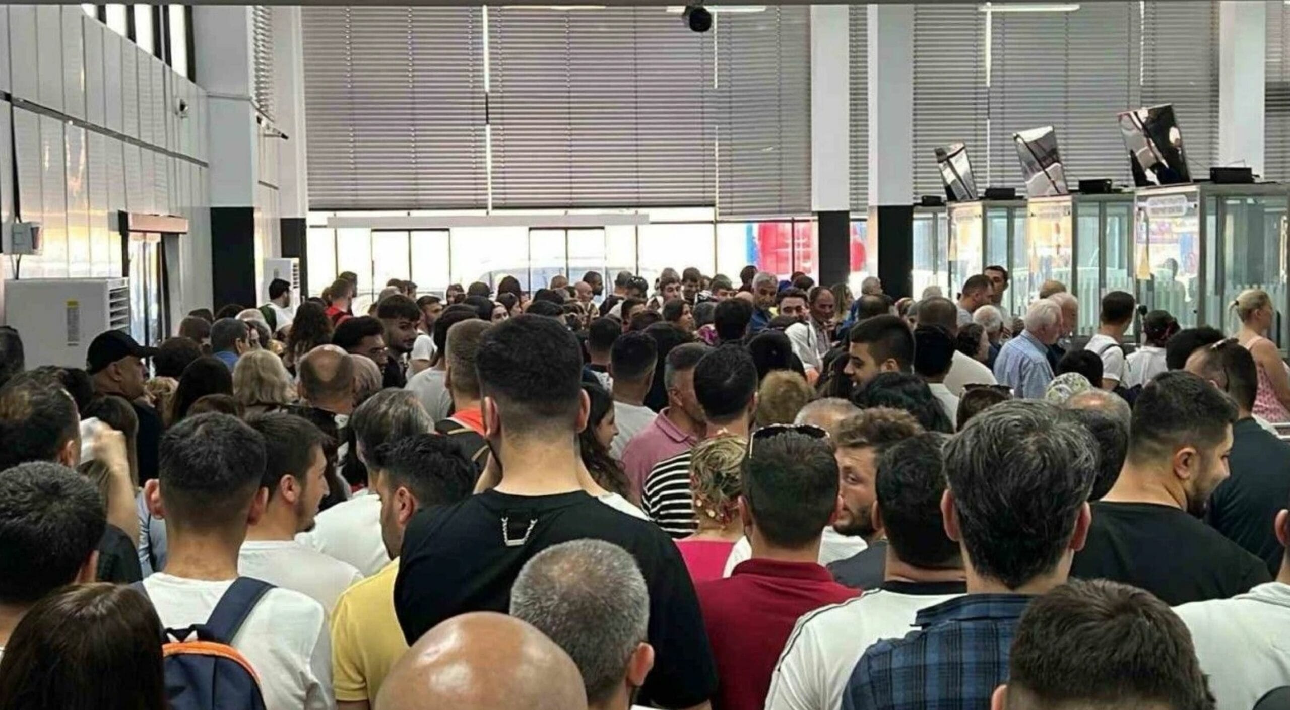 Sarp Sınır Kapısında Ziyaretçi Kuyruğu 1 Sarp Sınır Kapısında Ziyaretçi Kuyruğu